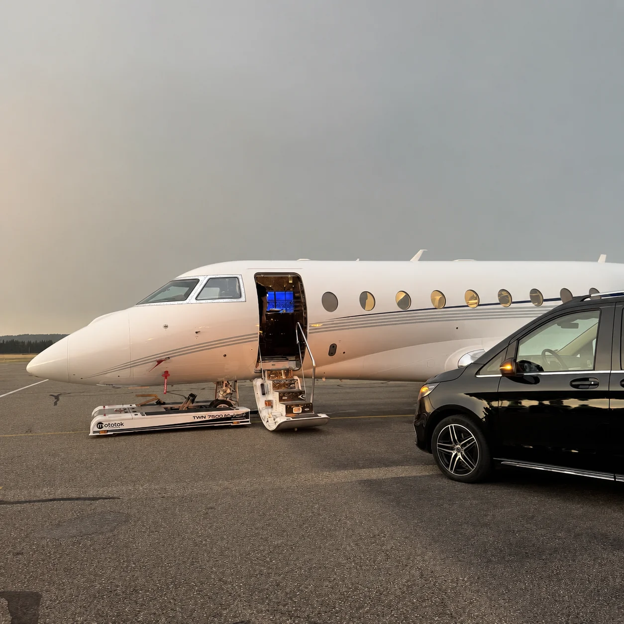Mercedes Classe V noire au pied d'un jet privé sur le tarmac — accueil VIP aviation d'affaires, B.LIFTED France