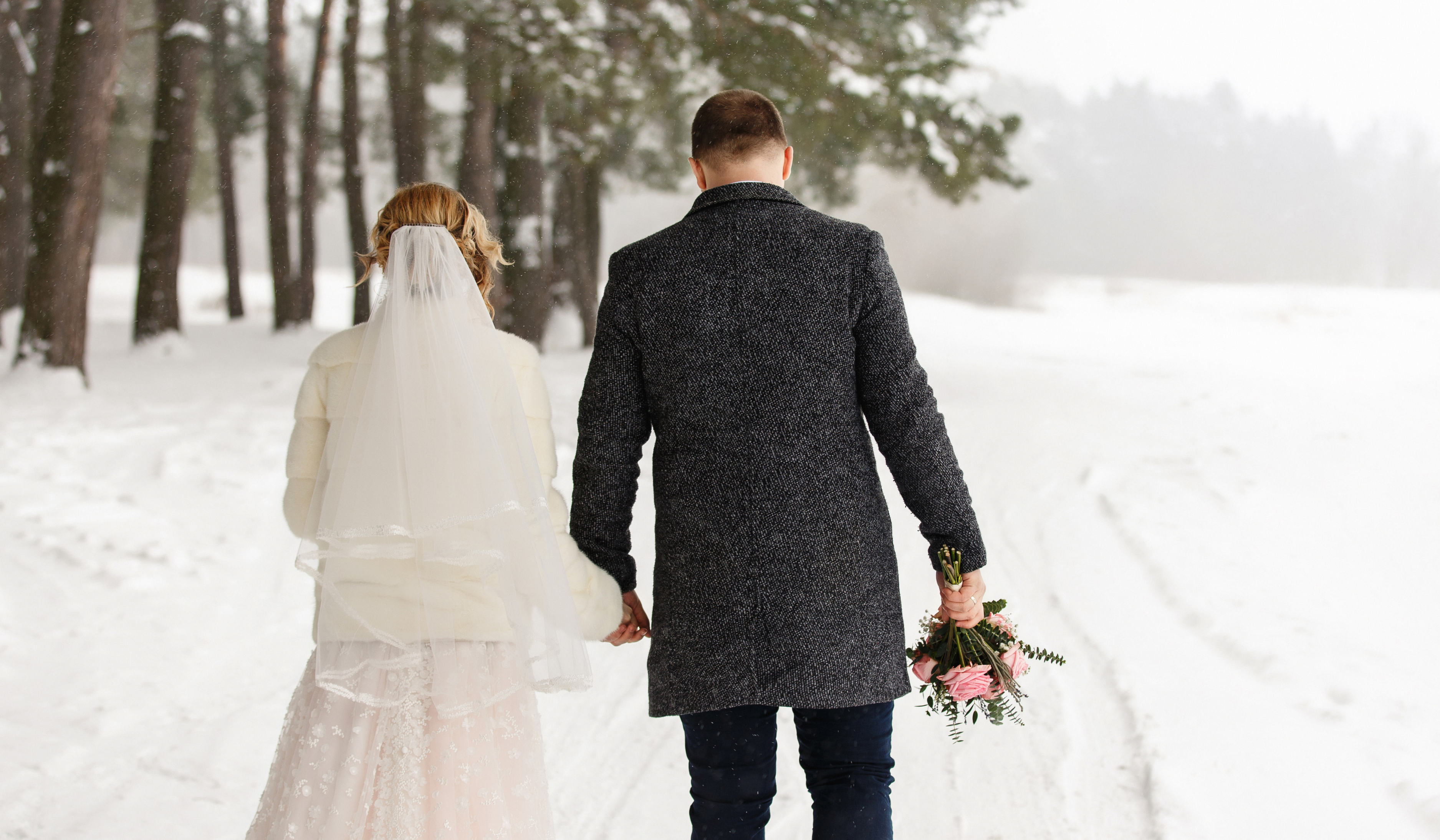 Mariés dans la neige dans les Alpes — transport mariage hiver Alpes, coordination B.LIFTED France