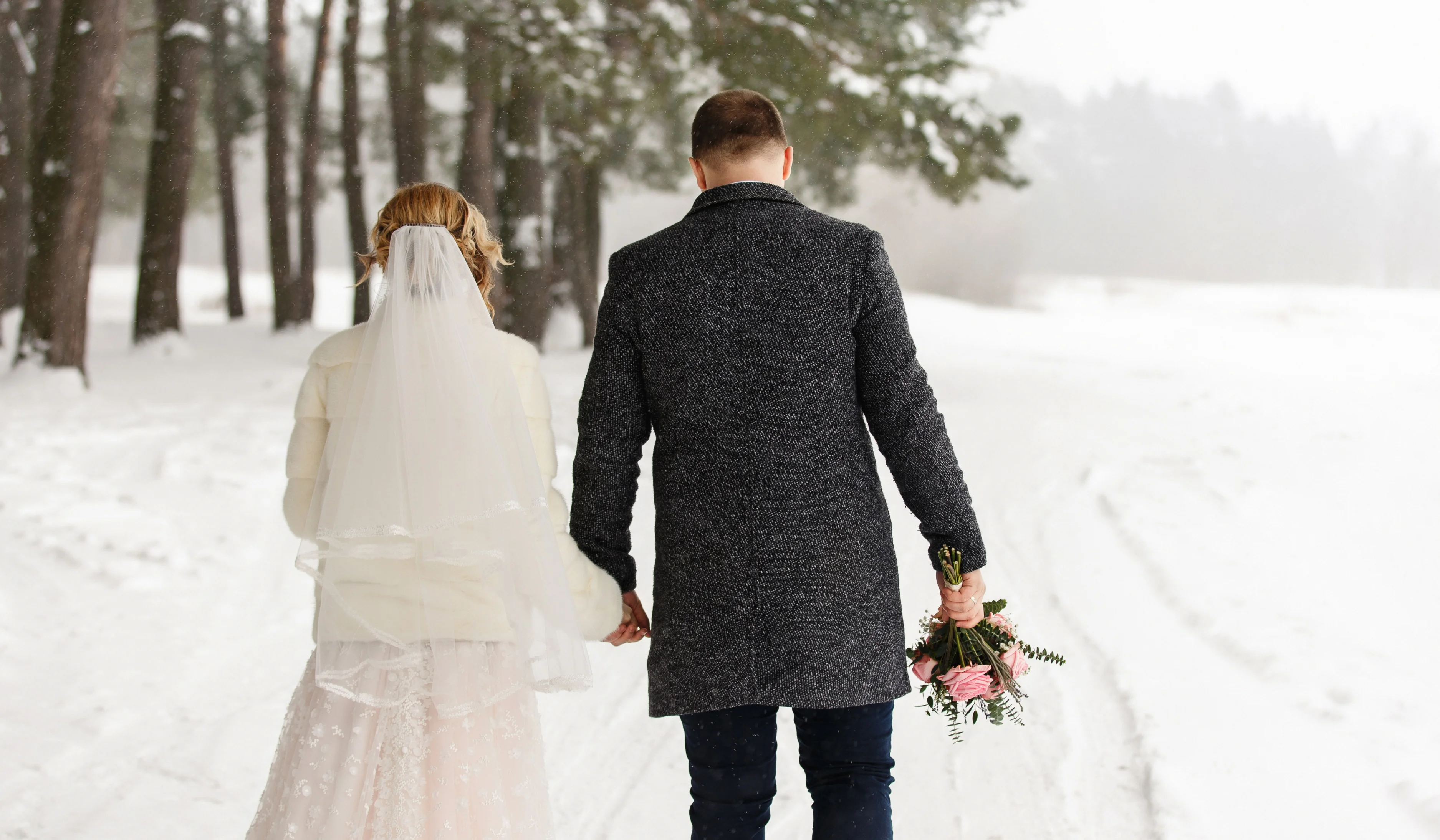 Mariés dans la neige dans les Alpes — transport mariage hiver Alpes, coordination B.LIFTED France
