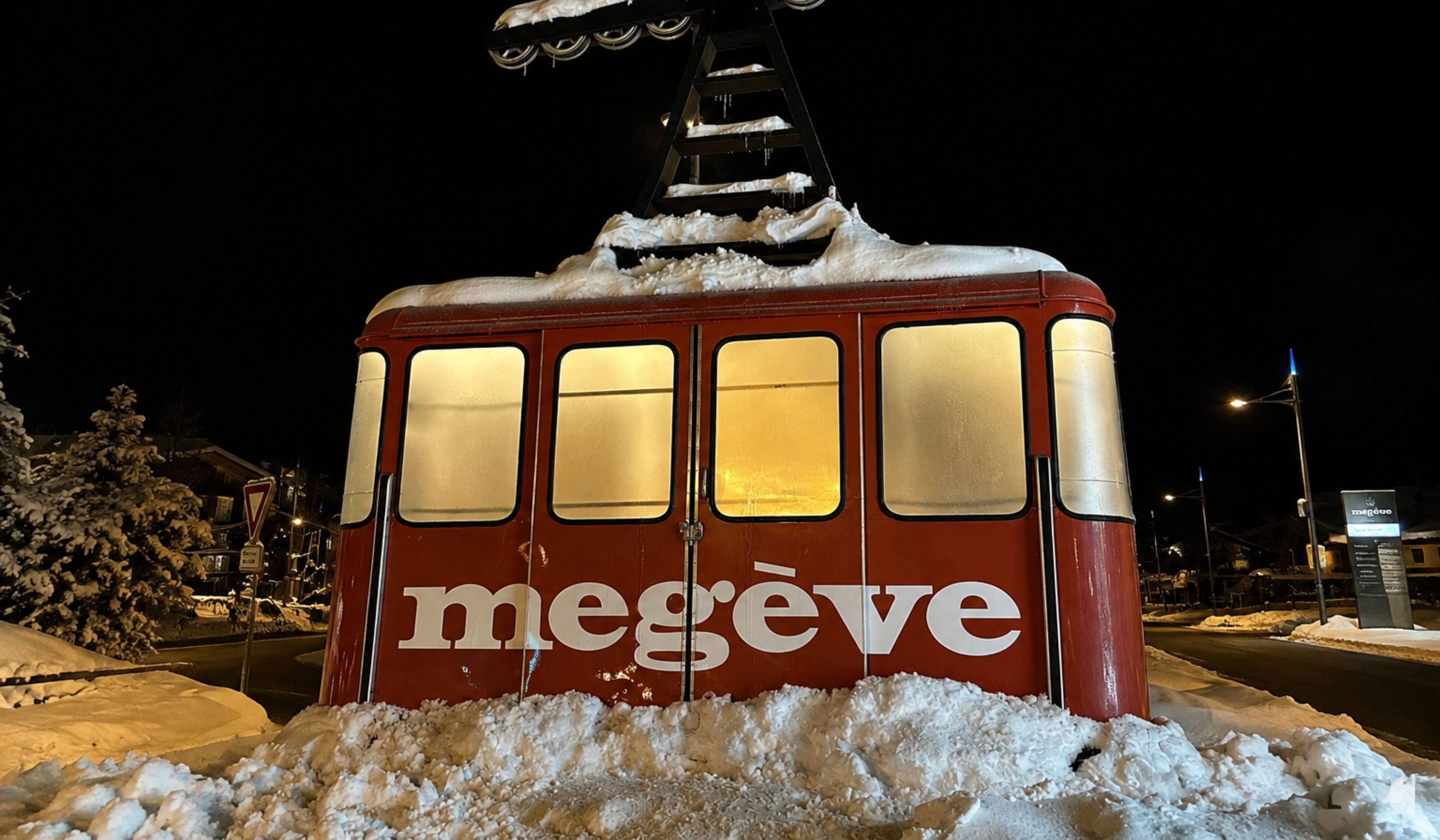 Megève de nuit sous la neige — coordination transport mariage hiver Alpes B.LIFTED